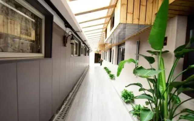 Longchen Holiday Hotel (Shanghai Loushanguan Road Metro Station)
