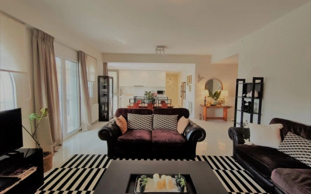 Luxury Garden Apartment Glyfada