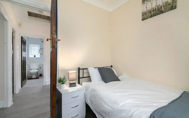 Refurbished 4-bed Family Home-near Central London