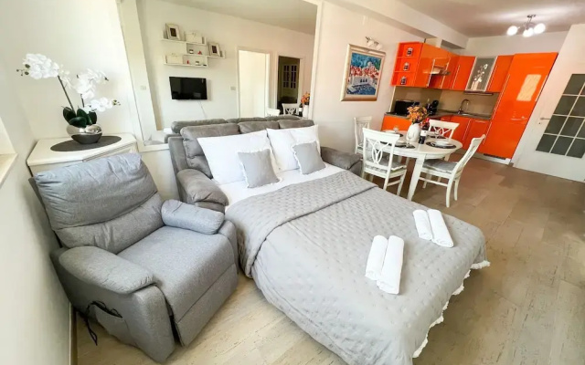 MIRROR apartment