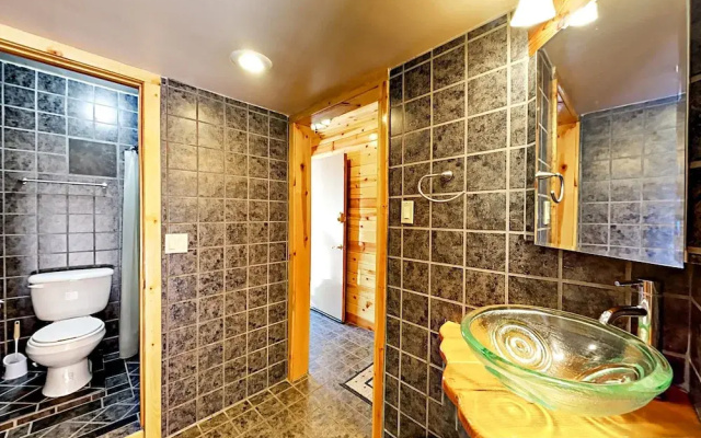 2BR 2BA Heavenly Condo by RedAwning