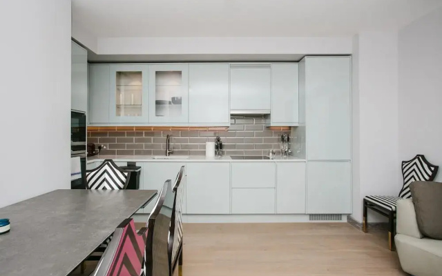 Modern 1 Bedroom Apartment With Balcony