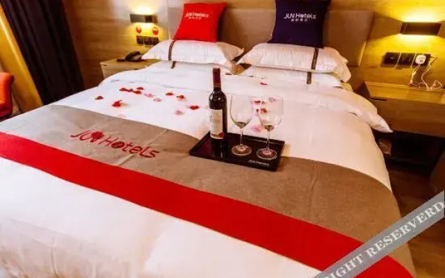 Junyi Select Hotel (Linzhou Bus Station Longhu Water System Park)