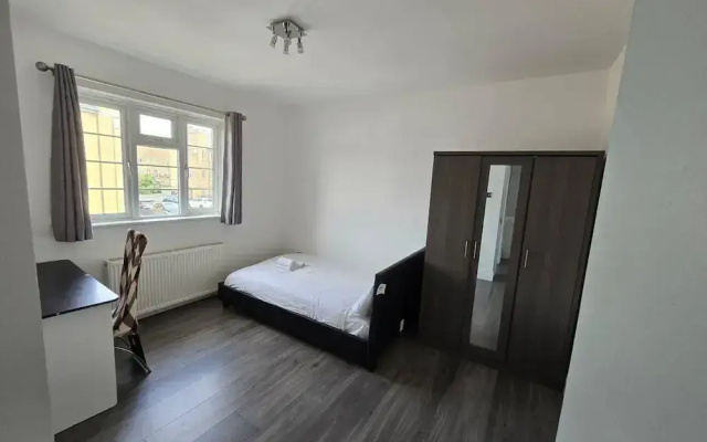 Limehouse Townhomes-4 Bedrooms,3 Bathrooms,garden