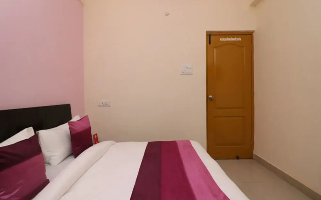 OYO 9847 Hotel Blue Empire