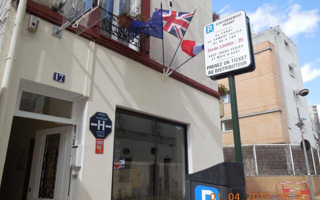 Отель Hôtel Le Petit Château вид на фасад