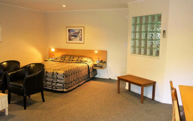 Tudor Lodge Motel