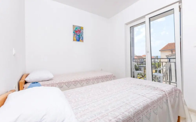 Amazing Apartment in Podstrana With Wifi and 2 Bedrooms