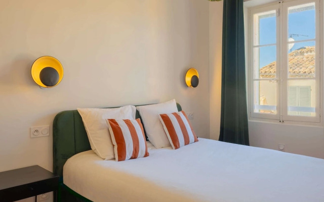 Saint-tropez: Bright Apartment Near the Port