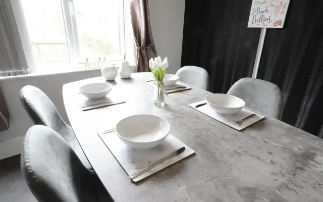 EasyTravel NEC Airport 3 Beds House