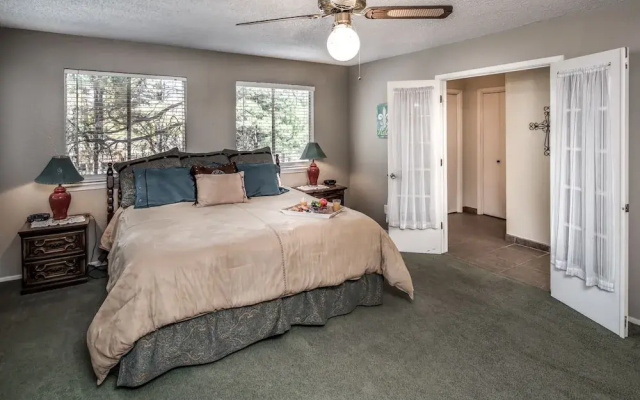 1st Wood N' Box Lodge - Three Bedroom Cabin