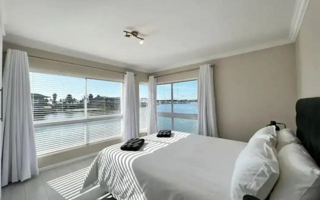 Water Views Apartment