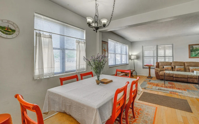 Highly Walkable Area! Charming Roswell Bungalow