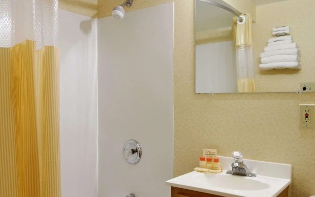 Days Inn by Wyndham Cleveland Lakewood