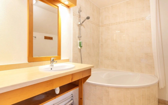 Large 8-person Apartment in Giez
