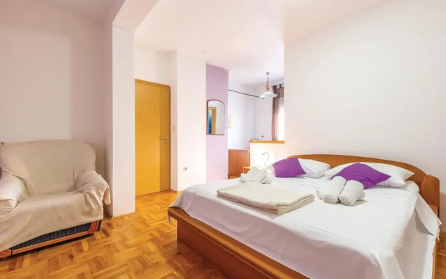 Awesome Home in Kastel Luksic With 4 Bedrooms, Wifi and Outdoor Swimming Pool