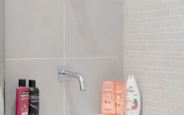 Vibrant 1BD Flat w/ Private Balcony, Camberwell!