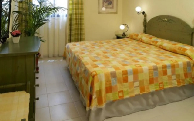 Paradise Court Aparthotel