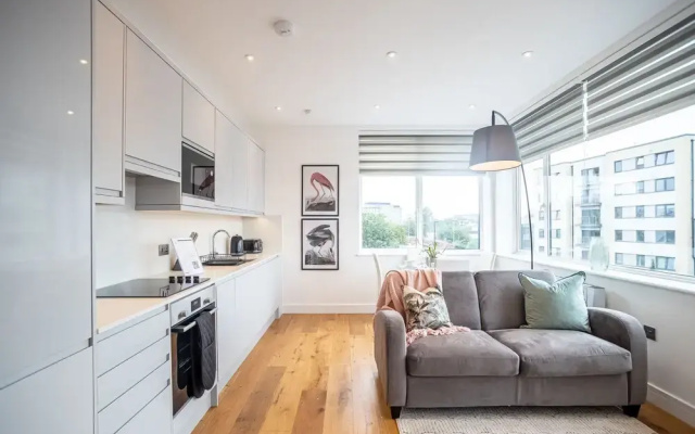 Deluxe & Chic 1 & 2 Bed Apts near Heathrow, Legoland, & Windsor Slough