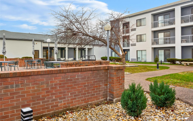 Spark by Hiton Bettendorf Quad Cities