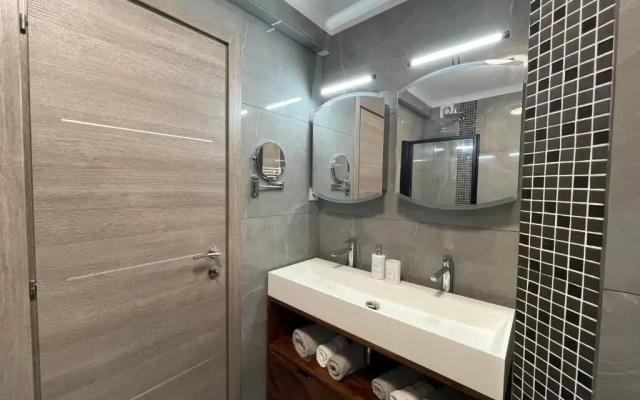 Charming AC 2-bedroom apartment Antibes city center family, couples friendly