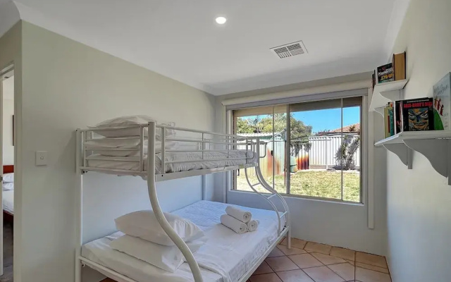 Spacious 5-bed House in Coastal Halls Head