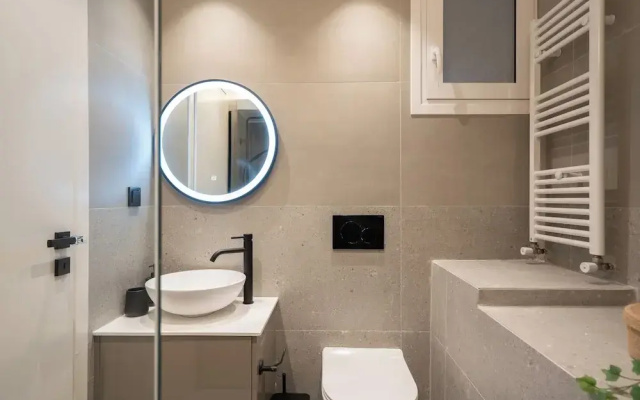 Cozy & Chic Stay Near Metro Station