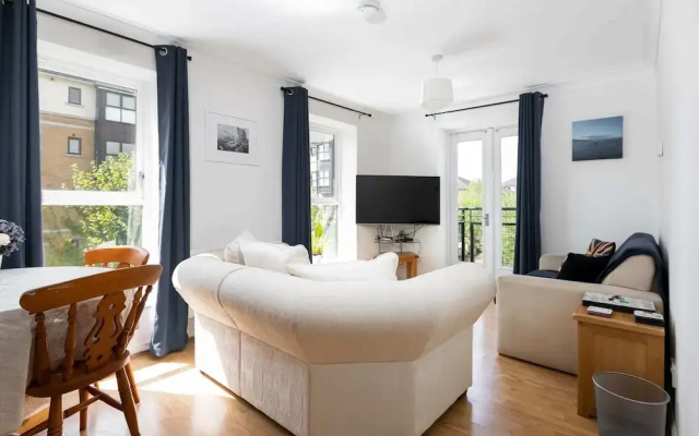 Modern 2 Bed, for up to 4, Excel/city Airport