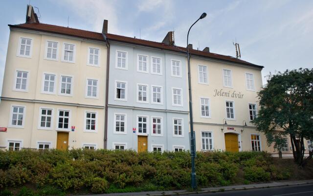 Отель EA Hotel Jelení dvur Prague Castle Чехия, Прага - 7 отзывов об отеле, цены и фото номеров - забронировать отель EA Hotel Jelení dvur Prague Castle онлайн вид на фасад