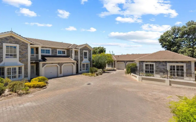 Quiet 2-bed Retreat With Private Courtyard