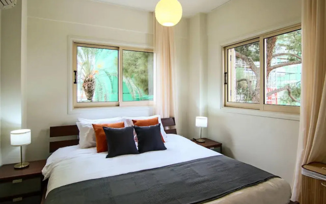 Phaedrus Living: City View Luxury Iras Flat 102