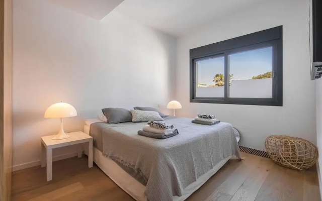 Villa first line beach, 6 bedrooms, private pool, Costabella, Marbella