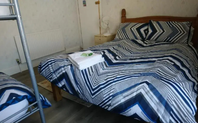 Renovated 4-bed Home, Sleeps 9 With Parking & Spa