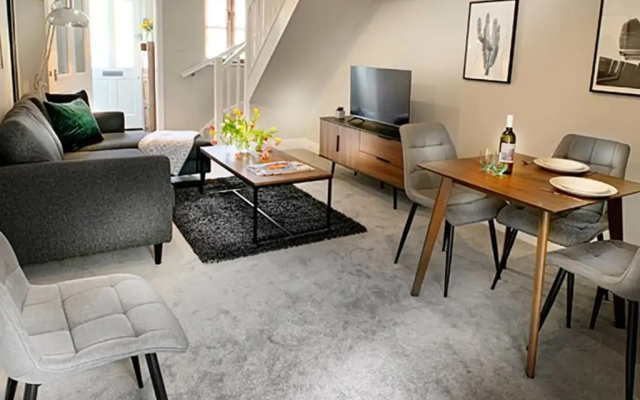 Ascot - Immaculate 2 Bed House with Parking