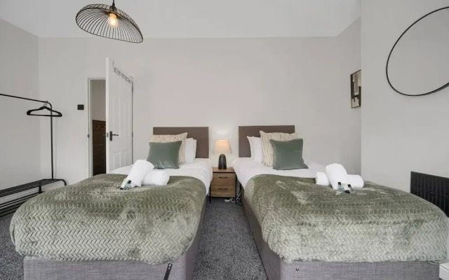 Central Chic - Huge Home - Free Wifi