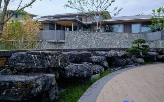 Ruolin Qiaoshangu Graden Hotel