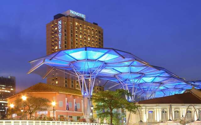 Отель Novotel Singapore Clarke Quay вид на фасад