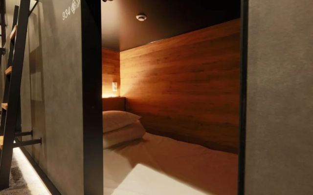 Rembrandt Cabin and Spa Shimbashi - Caters to Men