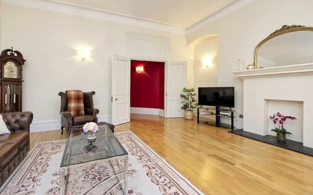 Historic Whitehall Flat in SW1 by Underthedoormat, London