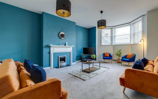 Luxury 2 Bed Garden Apartment With Parking