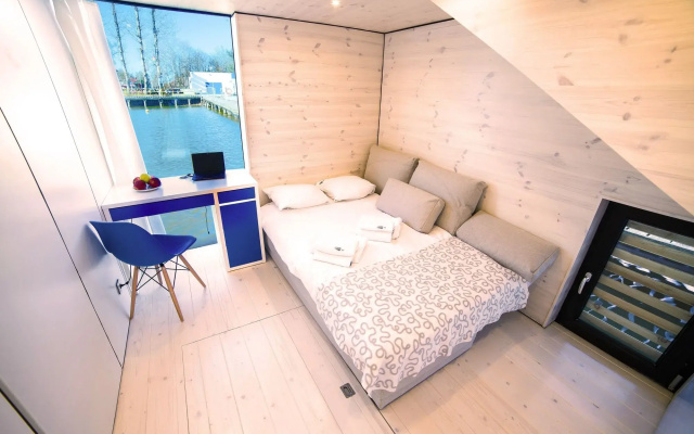 HT Houseboats