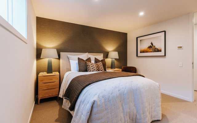 Korari House - Lake Views - Sleeps 10