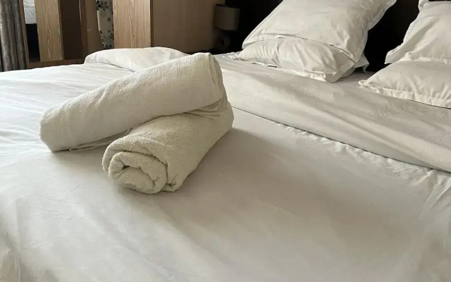 1 Bed Apt Sleeps 2 - Indoor Pool - Enclosed Garden