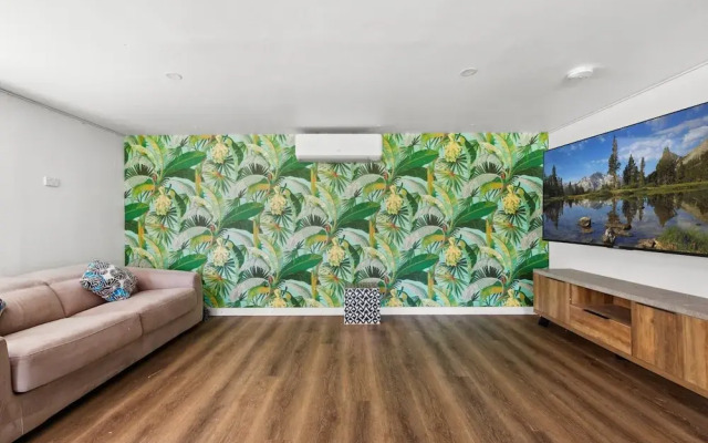 Elegant 3-bed Home With Games Room