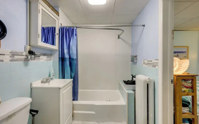 2 Miles to Dtwn! Idyllic Rochester Apt w/ Hot Tub