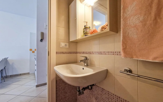 Luminous one Bedroom Flat With Side sea View