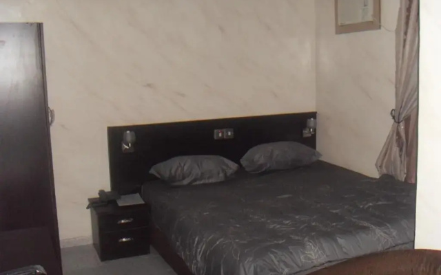 Vista Lounge & Suites