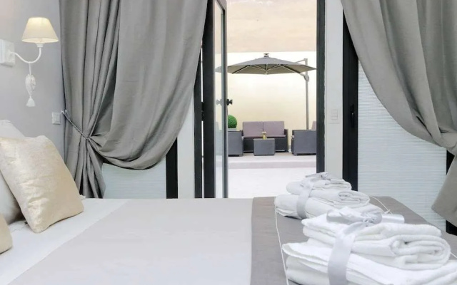 Roman Holiday Suites