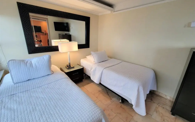 Alexander 807 5 Bedroom Apts by RedAwning
