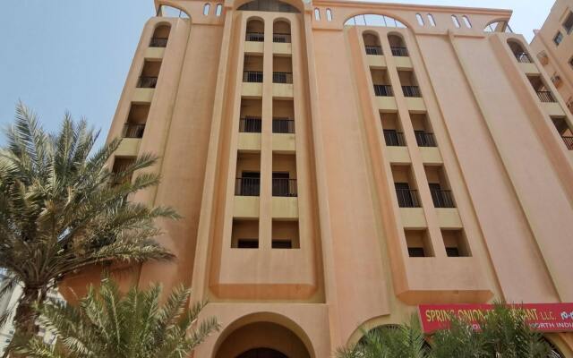 Отель Al Buhaira Hotel Apartments ОАЭ, Шарджа - отзывы, цены и фото номеров - забронировать отель Al Buhaira Hotel Apartments онлайн вид на фасад